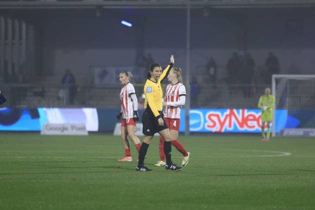 The referee shows Meret Felde 4 SC Freiburg Women a yellow card while Sophie Nachtigall 27 SC Freiburg Women is standing nearby GPFBL TSG Hoffenheim vs SC Freiburg on 06 11 2025 at Dietmar Hopp Stadion in Hoffenheim Referee shows card Copyright: xspeedshotx
