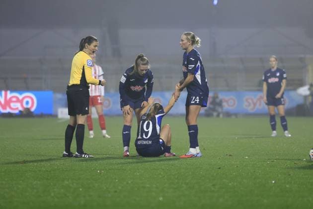 Feli Delacauw 24 TSG Hoffenheim Women helps Valesca Ampoorter 18 TSG Hoffenheim Women to her feet after foul, referee observes GPFBL TSG Hoffenheim vs SC Freiburg on 06 11 2025 at Dietmar Hopp Stadion in Hoffenheim stoppage of play after foul Copyright: xspeedshotx