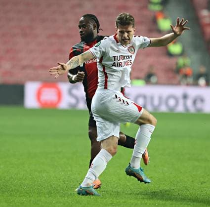 Samsunspor v Hamrun Spartans - UEFA Conference League SAMSUN, TURKIYE - NOVEMBER 6: Logi Tomasson (17) of Samsunspor in action against Joseph Mbong (10) of Hamrun Spartans during the UEFA Conference League week 3 football match between Samsunspor and Hamrun Spartans at Yeni 19 Mayis Stadium in Samsun, Turkiye, on November 6, 2025. Veysel Altun Anadolu Samsun Turkey. Editorial use only. Please get in touch for any other usage.  Copyright: x2025xAnadoluxVeyselxAltunx