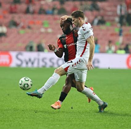 Samsunspor v Hamrun Spartans - UEFA Conference League SAMSUN, TURKIYE - NOVEMBER 6: Logi Tomasson (17) of Samsunspor in action against Joseph Mbong (10) of Hamrun Spartans during the UEFA Conference League week 3 football match between Samsunspor and Hamrun Spartans at Yeni 19 Mayis Stadium in Samsun, Turkiye, on November 6, 2025. Veysel Altun Anadolu Samsun Turkey. Editorial use only. Please get in touch for any other usage.  Copyright: x2025xAnadoluxVeyselxAltunx