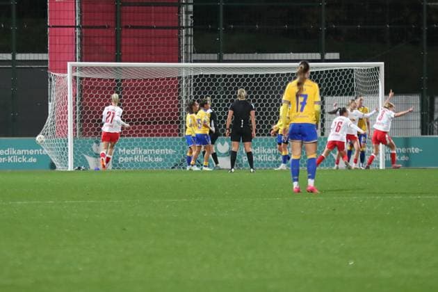 Google Pixel Womens Bundesliga, RB Leipzig FC Carl Zeiss Jena 06 11 2025 The ball is in the goal, lead goal to 1 0 for RB Leipzig Football, Google Pixel Womens Bundesliga, Season 2025 2026, 9 Matchday RB Leipzig vs FC Carl Zeiss Jena on 06 11 2025, Training Center Cottaweg, Leipzig DFB REGULATIONS PROHIBIT ANY USE OF PHOTOGRAPHS AS IMAGE SEQUENCES AND OR QUASI VIDEO Copyright: xBEAUTIFULxSPORTS JanxKaeferx