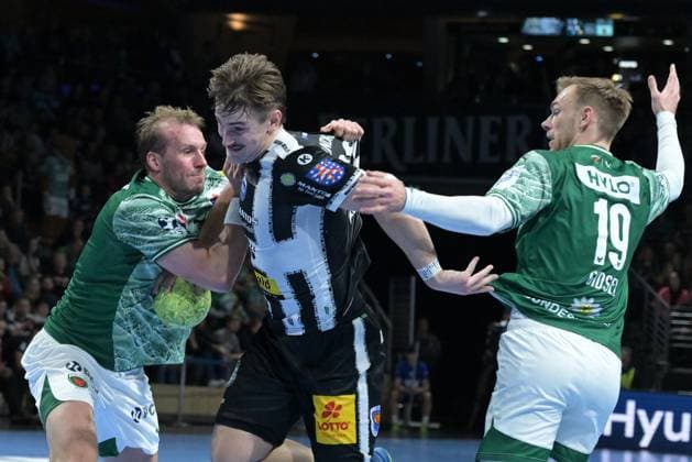06 11 2025, xlakx, Handball, DHB Pokal 1 8 Final, Fuechse Berlin ThSV Eisenach f l Max Darj Fuechse Berlin , Felix Aellen ThSV Eisenach , Mathias Gidsel Fuechse Berlin duel, duel, fight, tackle Berlin Daniel Lakomski