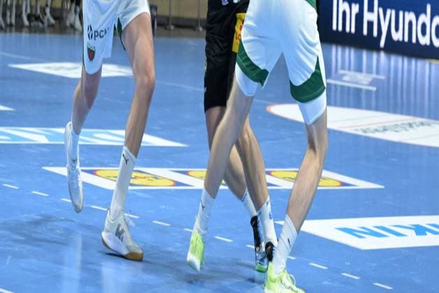 06 11 2025, xlakx, Handball, DHB Pokal 1 8 Final, Fuechse Berlin ThSV Eisenach f l Max Darj Fuechse Berlin , Felix Aellen ThSV Eisenach , Mathias Gidsel Fuechse Berlin duel, duel, fight, tackle Berlin Daniel Lakomski