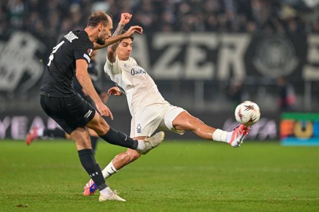 SOCCER - UEFA EL, Sturm vs Nottingham GRAZ,AUSTRIA,06.NOV.25 - SOCCER - UEFA Europa League, SK Sturm Graz vs Nottingham Forest. Image shows Jon Gorenc Stankovic (Sturm) and Nicolas Dominguez (Nottingham).  GEPAxpictures xAvnixRetkoceri