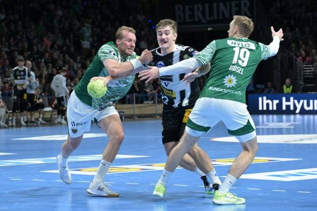 06 11 2025, xlakx, Handball, DHB Pokal 1 8 Final, Fuechse Berlin ThSV Eisenach f l Max Darj Fuechse Berlin , Felix Aellen ThSV Eisenach , Mathias Gidsel Fuechse Berlin duel, duel, fight, tackle Berlin Daniel Lakomski