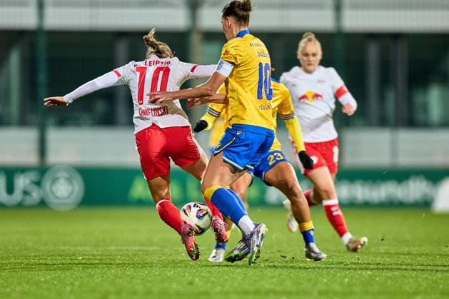 06 11 2025, GER, Womens Soccer, BL, 2025 2026, RB Leipzig FC Carl Zeiss Jena Gina Chmielinski 10, RB Leipzig, li , Merza Julevic 10, FC Carl Zeiss Jena , action, duel for ball Leipzig training center of the Red Bull Saxony Germany