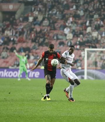 Samsunspor v Hamrun Spartans - UEFA Conference League SAMSUN, TURKIYE - NOVEMBER 6: Samsunspor’s Musaba (R) in action against a Hamrun Spartans player during the UEFA Conference League week 3 match between Samsunspor and Hamrun Spartans at Yeni 19 Mayis Stadium in Samsun, Turkiye, on November 6, 2025. Fatih Mehmet Kurkcu Anadolu Samsun Turkey. Editorial use only. Please get in touch for any other usage.  Copyright: x2025xAnadoluxFatihxMehmetxKurkcux