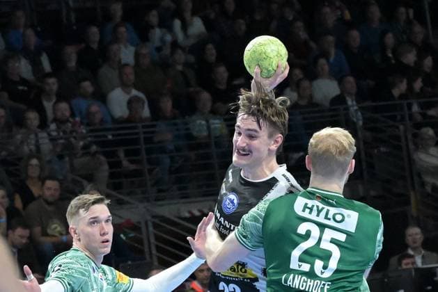 06 11 2025, xlakx, Handball, DHB Pokal 1 8 Final, Fuechse Berlin ThSV Eisenach f l Felix Aellen ThSV Eisenach , Matthes Langhoff Fuechse Berlin goes for the jump shot Berlin Daniel Lakomski