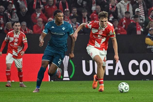 06 11 2025, xsltx, Football UEFA Conference League, FSV Mainz 05 AC Florenz v l Cher Ndour AC Florenz Nelson Weiper FSV Mainz 05 Zweikampf, Aktion, action, battle for the ball DFL DFB REGULATIONS PROHIBIT ANY USE OF PHOTOGRAPHS as IMAGE SEQUENCES and or QUASI VIDEO Mainz
