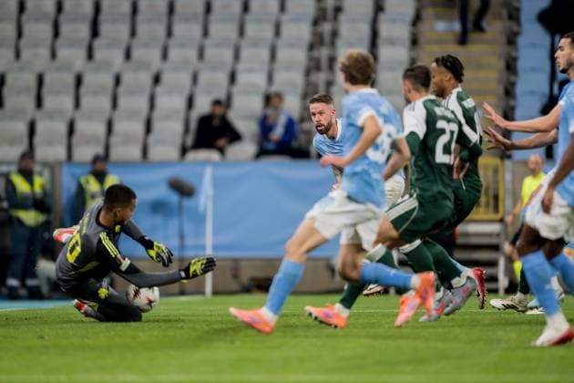 251106 Goalkeeper Alban Lafont of Panathinaikos and Pontus Jansson of Malmö FF during the UEFA Europa League football match between Malmö FF and Panathinaikos on November 6, 2025 in Malmö Photo Petter Arvidson BILDBYRAN kod PA PA1108 fotboll football soccer fotball uefa europa league europa league malmö ff panathinaikos bbeng bbauto  Copyright: PETTERxARVIDSON BB251106PA074