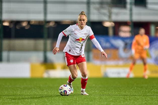 06 11 2025, GER, Womens Soccer, BL, 2025 2026, RB Leipzig FC Carl Zeiss Jena Victoria Krug 20, RB Leipzig , Freisteller, action, with ball, dribbles Leipzig training center of the Red Bull Saxony Germany