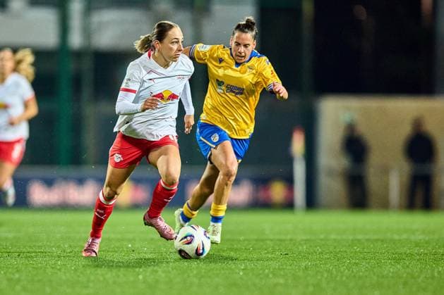 06 11 2025, GER, Frauenfußball, BL, 2025 2026, RB Leipzig FC Carl Zeiss Jena Gina Chmielinski 10, RB Leipzig , Freisteller, Aktion , mit Ball Leipzig Trainingszentrum der Roten Bulle Sachsen Germany