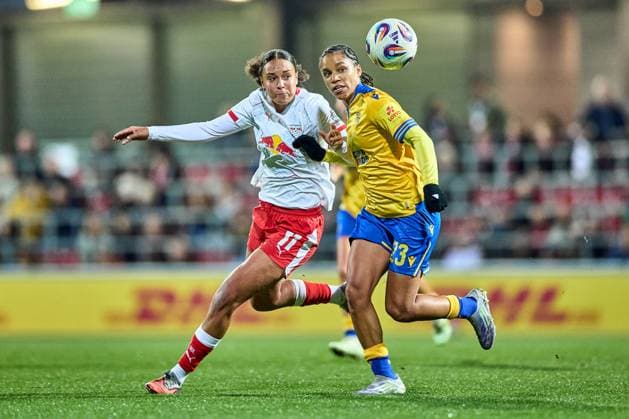 06 11 2025, GER, Womens Soccer, BL, 2025 2026, RB Leipzig FC Carl Zeiss Jena Lisa Baum 11, RB Leipzig, li , Josephine Bonsu 23, FC Carl Zeiss Jena , action, duel for ball Leipzig training center of the Red Bull Saxony Germany