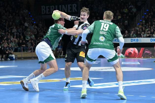 06 11 2025, xlakx, Handball, DHB Pokal 1 8 Final, Fuechse Berlin ThSV Eisenach f l Max Darj Fuechse Berlin , Felix Aellen ThSV Eisenach ,Mathias Gidsel Fuechse Berlin duel, duel, fight, tackle Berlin Daniel Lakomski