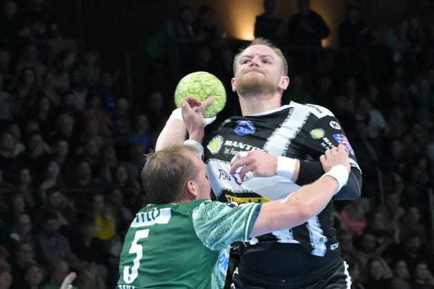 06 11 2025, xlakx, Handball, DHB Pokal 1 8 Final, Fuechse Berlin ThSV Eisenach v l Max Darj Fuechse Berlin , Peter Walz ThSV Eisenach duel, fight, tackle Berlin Daniel Lakomski