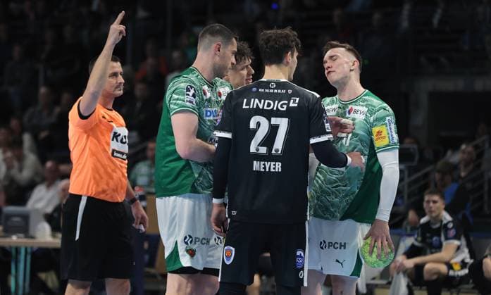 Two-minute penalty for Philipp Meyer, Lasse Andersson Sport Handball DHB Pokal Round of 16 Men Season 2025 2026 06 11 2025 Füchse Berlin vs ThSV Eisenach