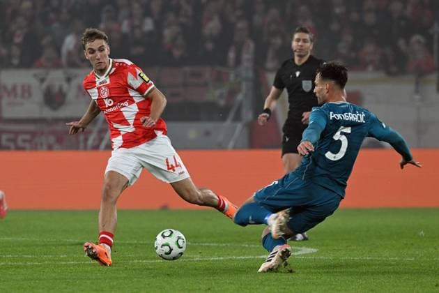 06 11 2025, xsltx, Football UEFA Conference League, FSV Mainz 05 AC Florenz v l Nelson Weiper FSV Mainz 05 Marin Pongracic AC Florenz Zweikampf, Aktion, action, battle for the ball DFL DFB REGULATIONS PROHIBIT ANY USE OF PHOTOGRAPHS as IMAGE SEQUENCES and or QUASI VIDEO Mainz