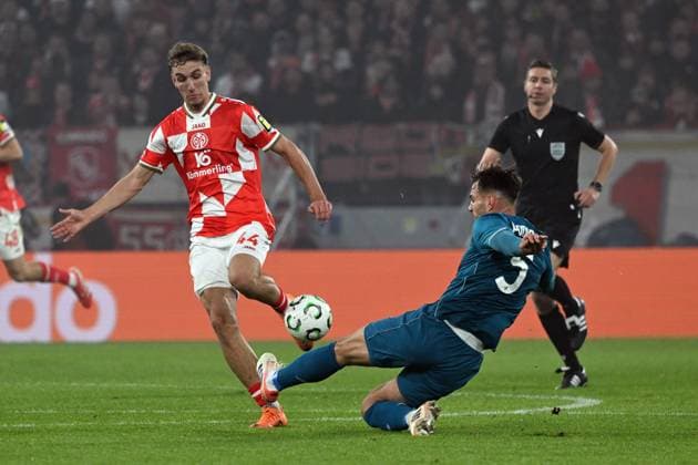 06 11 2025, xsltx, Football UEFA Conference League, FSV Mainz 05 AC Florenz v l Nelson Weiper FSV Mainz 05 Marin Pongracic AC Florenz Zweikampf, Aktion, action, battle for the ball DFL DFB REGULATIONS PROHIBIT ANY USE OF PHOTOGRAPHS as IMAGE SEQUENCES and or QUASI VIDEO Mainz