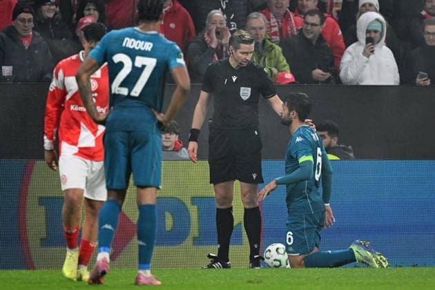 06 11 2025, xsltx, Football UEFA Conference League, FSV Mainz 05 AC Florence v l Referee Referee Lawrence Visser Belgium Luca Ranieri AC Florence DFL DFB REGULATIONS PROHIBIT ANY USE OF PHOTOGRAPHS as IMAGE SEQUENCES and or QUASI VIDEO Mainz