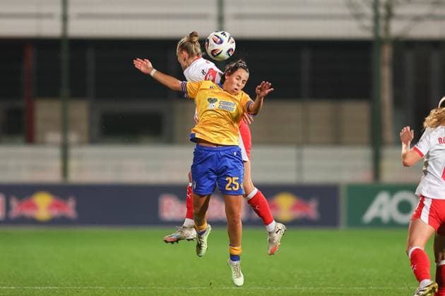 RB Leipzig Jena 1 Bundesliga Women Leipzig, Training center at Cottaweg, 06 11 2025, Football, Women, Season 2025 2026, Women Bundesliga, 9 Matchday , RB Leipzig FC Carl Zeiss Jena , In the picture from l Victoria Krug 20, Leipzig and Noemi Gentile 25, Jena ,