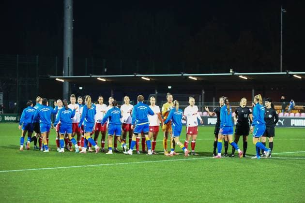 RB Leipzig Jena 1 Bundesliga Women Leipzig, Training Center at Cottaweg, 06 11 2025, Football, Women, Season 2025 2026, Women Bundesliga, Matchday 9 , RB Leipzig FC Carl Zeiss Jena , In the picture welcoming the teams ,