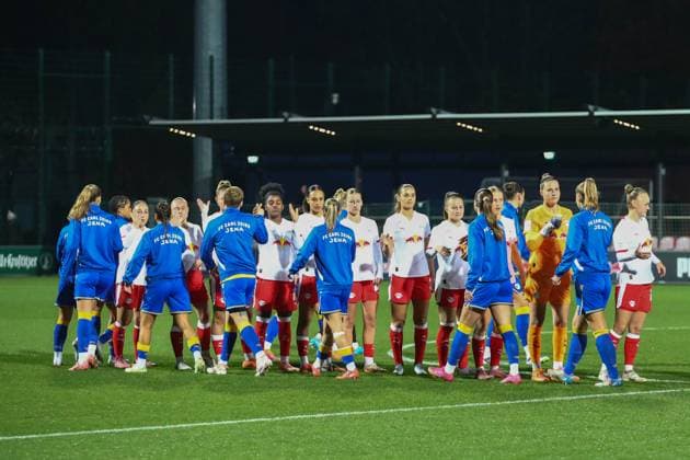 RB Leipzig Jena 1 Bundesliga Women Leipzig, Training Center at Cottaweg, 06 11 2025, Football, Women, Season 2025 2026, Women Bundesliga, Matchday 9 , RB Leipzig FC Carl Zeiss Jena , In the picture welcoming the teams ,