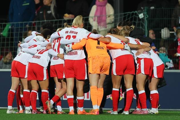 RB Leipzig Jena 1 Bundesliga Women Leipzig, Training center at Cottaweg, 06 11 2025, Football, Women, Season 2025 2026, Women Bundesliga, 9 Matchday , RB Leipzig FC Carl Zeiss Jena , In the picture Team circle RB Leipzig ,