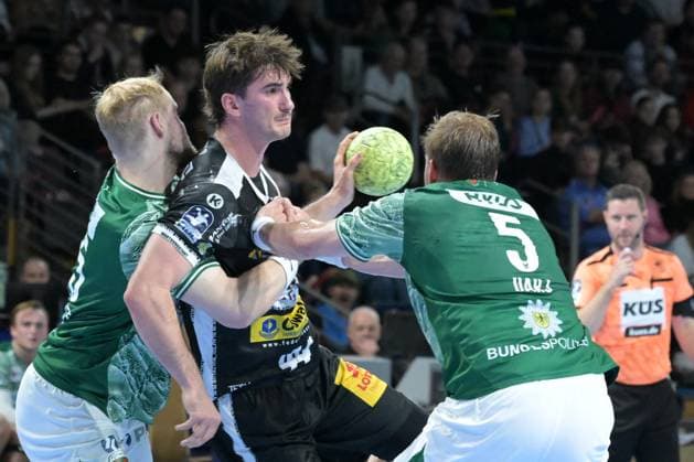 06 11 2025, xlakx, Handball, DHB Pokal 1 8 Final, Fuechse Berlin ThSV Eisenach f l Matthes Langhoff Fuechse Berlin , Stephan Seitz ThSV Eisenach , Max Darj Fuechse Berlin duel, duel, fight, tackle Berlin Daniel Lakomski