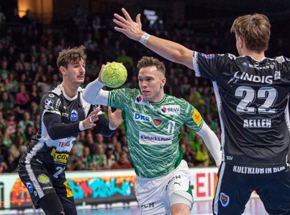 Handball, Men, Season 2025 2026, DHB Cup Round of 16, Füchse Berlin ThSV Eisenach, f l Philipp Meyer Eisenach , Lasse Bredekjaer Andersson Füchse Berlin , Felix Aellen Eisenach , 06 11 2025, Copyright: xSebastianxRäppold MatthiasxKochx