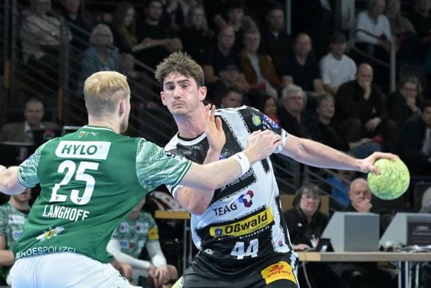 06 11 2025, xlakx, Handball, DHB Pokal 1 8 Final, Fuechse Berlin ThSV Eisenach f l Matthes Langhoff Fuechse Berlin , Stephan Seitz ThSV Eisenach duel, duel, fight, tackle Berlin Daniel Lakomski