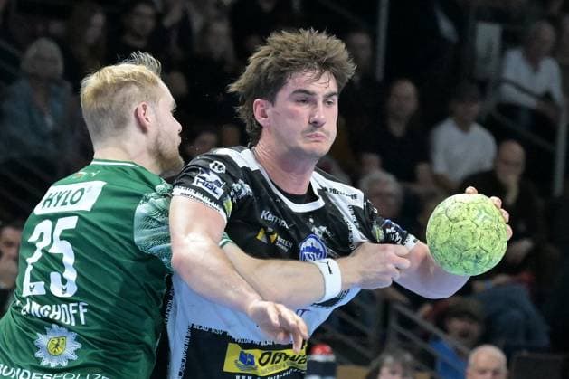 06 11 2025, xlakx, Handball, DHB Pokal 1 8 Final, Fuechse Berlin ThSV Eisenach f l Matthes Langhoff Fuechse Berlin , Stephan Seitz ThSV Eisenach duel, duel, fight, tackle Berlin Daniel Lakomski