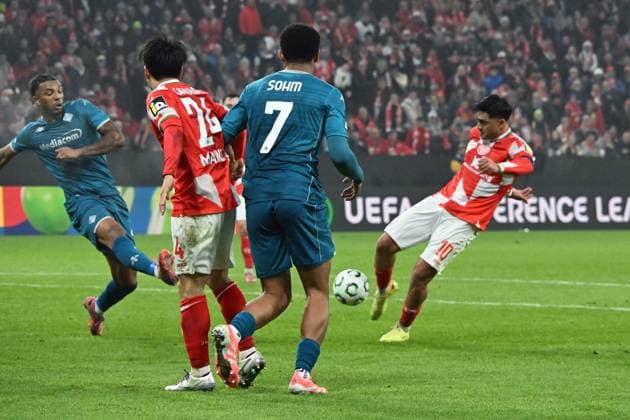 06 11 2025, xsltx, Football UEFA Conference League, FSV Mainz 05 AC Florence v l Nadim Amiri FSV Mainz 05 DFL DFB REGULATIONS PROHIBIT ANY USE OF PHOTOGRAPHS as IMAGE SEQUENCES and or QUASI VIDEO Mainz