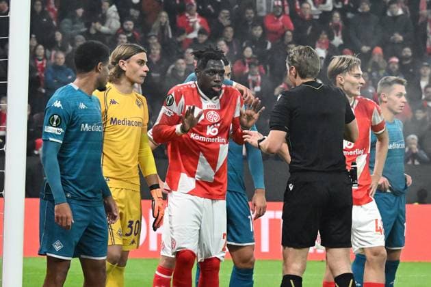 06 11 2025, xsltx, Football UEFA Conference League, FSV Mainz 05 AC Florence v l Tommaso Martinelli AC Florence Danny da Costa FSV Mainz 05 Referee Referee Lawrence Visser Belgium DFL DFB REGULATIONS PROHIBIT ANY USE OF PHOTOGRAPHS as IMAGE SEQUENCES and or QUASI VIDEO Mainz