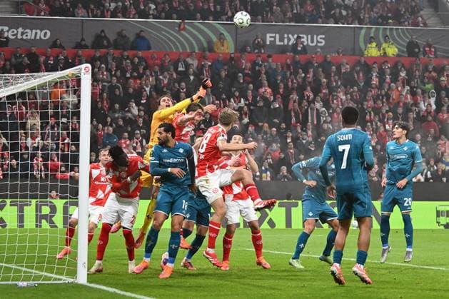 06 11 2025, xsltx, Football UEFA Conference League, FSV Mainz 05 AC Florence v l Tommaso Martinelli AC Florence clears the ball DFL DFB REGULATIONS PROHIBIT ANY USE OF PHOTOGRAPHS as IMAGE SEQUENCES and or QUASI VIDEO Mainz