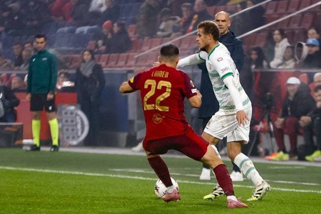 SALZBURG , 06-11-2025 , Red Bull Arena , season 2025 2026 , UEFA Europa League League phase . match between RB Salzburg and Go Ahead Eagles, Picture shows RB Salzburg player Stefan Lainer vs GA Eagles player Kenzo Goudmijn Salzburg - Go Ahead Eagles  x31890175x Copyright: