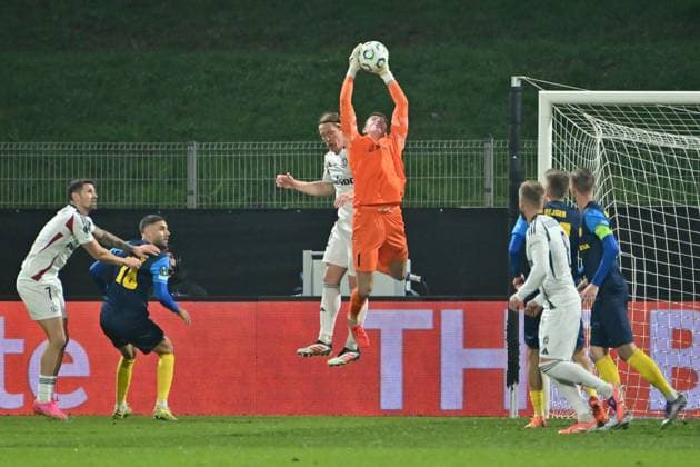 Celje, Slovenia, November 06th 2025, Goalkeeper Zan-Luk Leban of Celje (C) in action during the UEFA Conference League, League phase Matchday 3, between Celje (Slovenia) and Legia Warszawa (Polande) at Stadion Celje, Celje, Slovenia. (Photo by Igor Kupljenik Sports Press Photo) Copyright: xIgorxKupljenikx xSPPx Sportspressphoto_SPR57753