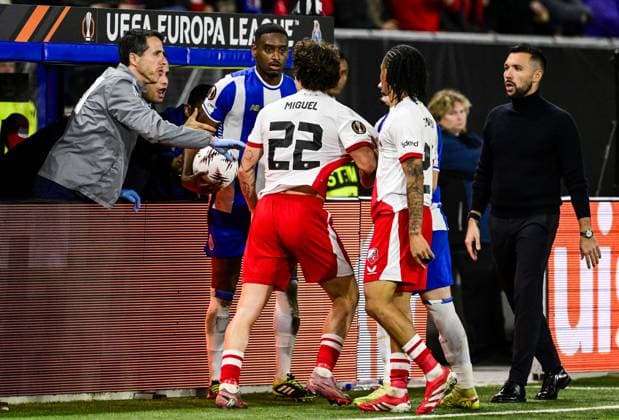 UTRECHT - (l-r) Pablo Rosario of FC Porto, Miguel Rodriguez of FC Utrecht, Alonzo Engwanda of FC Utrecht, and FC Porto coach Francesco Farioli during the UEFA Europa League match between FC Utrecht and FC Porto at the Galgenwaard Stadium on November 6, 2025, in Utrecht, Netherlands. ANP OLAF KRAAK UEFA Europa League 2025-2026 xVIxANPxSportx xxANPxIVx 541410975 originalFilename: 541410975.jpg