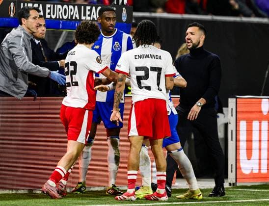 UTRECHT - (l-r) Miguel Rodriguez of FC Utrecht, Pablo Rosario of FC Porto, Alonzo Engwanda of FC Utrecht, and FC Porto coach Francesco Farioli during the UEFA Europa League match between FC Utrecht and FC Porto at the Galgenwaard Stadium on November 6, 2025, in Utrecht, Netherlands. ANP OLAF KRAAK UEFA Europa League 2025-2026 xVIxANPxSportx xxANPxIVx 541411040 originalFilename: 541411040.jpg