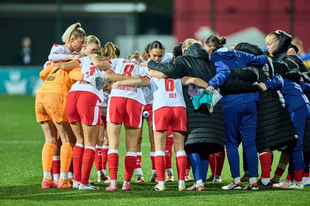 06 11 2025, GER, womens soccer, BL, 2025 2026, RB Leipzig FC Carl Zeiss Jena team circle, RB Leipzig, before kick-off Leipzig training center of the Red Bull Saxony Germany