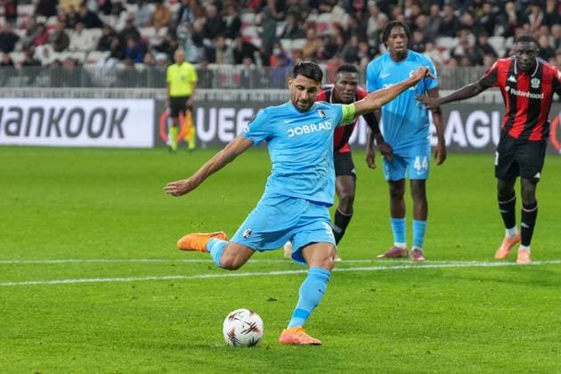 Vincenzo Grifo SC Freiburg, 32 Penalty, Penalty kick , France, Football, UEFA Europa League, Matchday 4, League phase, 2025 2026, OGC Nice vs SC Freiburg, 06 11 2025, Allianz Riviera, Nice, France Nice Allianz Riviera Provence Alpes Côte d Azur, CÃ France Copyright: xArnexAmbergx