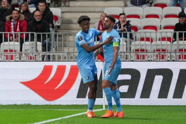Vincenzo Grifo SC Freiburg, 32 penalty, penalty kick, goal celebration, emotions, goal kick, goal, goal, goal, Junior Adamu SC Freiburg, 20 , France, football, UEFA Europa League, matchday 4, league phase, 2025 2026, OGC Nice vs SC Freiburg, 06 11 2025, Allianz Riviera, Nice, France Nice Allianz Riviera Provence Alpes Côte d Azur, Cô France Copyright: xArnexAmbergx