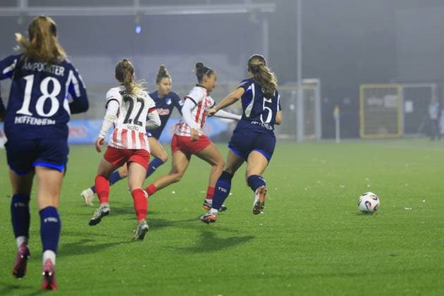 Franziska Harsch 17 TSG Hoffenheim Women in midfield fight with players from SC Freiburg Women GPFBL TSG Hoffenheim vs SC Freiburg on 06 11 2025 at Dietmar Hopp Stadion in Hoffenheim Midfield fight with ball Copyright: xspeedshotx