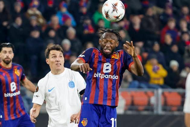 Risto Radunovic FCSB Bucharest, 33 and Benie Traore FC Basel, 11 in header duel , Switzerland, Soccer, UEFA Europa League, Matchday 4, 2025 2026, FC Basel vs FCSB Bucharest, 06 11 2025, Sankt Jakob Park, Basel, Switzerland Basel Sankt Jakob Park Canton Basel City Switzerland Copyright: xGrantxHubbsx