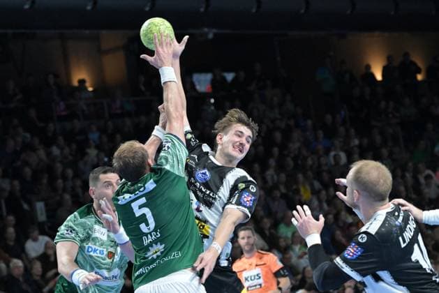 06 11 2025, xlakx, Handball, DHB Pokal 1 8 Final, Fuechse Berlin ThSV Eisenach f l Max Darj Fuechse Berlin , Stephan Seitz ThSV Eisenach duel, duel, fight, tackle Berlin Daniel Lakomski
