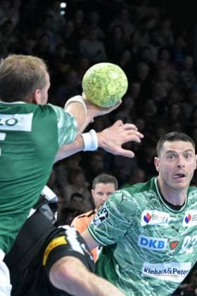 06 11 2025, xlakx, Handball, DHB Pokal 1 8 Final, Fuechse Berlin ThSV Eisenach f l Stephan Seitz ThSV Eisenach , Max Darj Fuechse Berlin duel, fight, tackle Berlin Daniel Lakomski