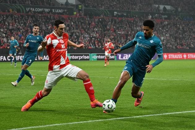 06 11 2025, xsltx, Football UEFA Conference League, FSV Mainz 05 AC Florenz v l Dominik Kohr FSV Mainz 05 Simon Sohm AC Florenz Zweikampf, Aktion, action, battle for the ball DFL DFB REGULATIONS PROHIBIT ANY USE OF PHOTOGRAPHS as IMAGE SEQUENCES and or QUASI VIDEO Mainz