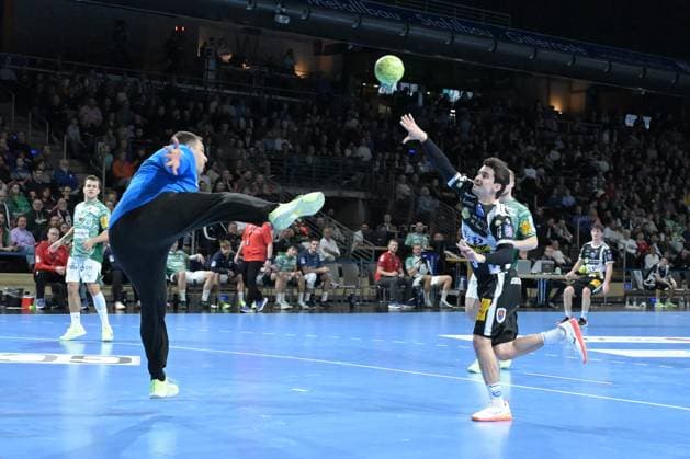 06 11 2025, xlakx, Handball, DHB Pokal 1 8 Final, Fuechse Berlin ThSV Eisenach v l Dejan Milosavljev Fuechse Berlin , Timothy Reichmuth ThSV Eisenach wirft Tor, Torschuetze, erzielt Tor, Treffer, scores the goal Berlin Daniel Lakomski