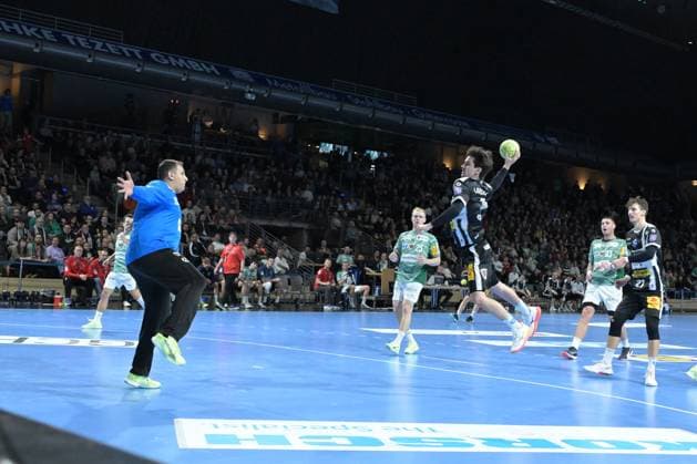 06 11 2025, xlakx, Handball, DHB Pokal 1 8 Final, Fuechse Berlin ThSV Eisenach v l Dejan Milosavljev Fuechse Berlin , Timothy Reichmuth ThSV Eisenach wirft Tor, Torschuetze, erzielt Tor, Treffer, scores the goal Berlin Daniel Lakomski