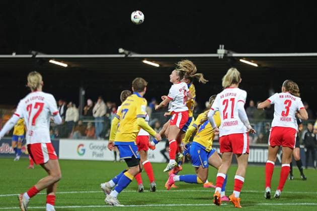 Google Pixel Frauen Bundesliga, RB Leipzig FC Carl Zeiss Jena 06 11 2025 Lou Ann Joly 6, RB Leipzig beim Kopfball Duell Fußball, Google Pixel Frauen Bundesliga, Saison 2025 2026, 9 Spieltag RB Leipzig vs FC Carl Zeiss Jena am 06 11 2025, Trainingszentrum Cottaweg, Leipzig DFB REGULATIONS PROHIBIT ANY USE OF PHOTOGRAPHS AS IMAGE SEQUENCES AND OR QUASI VIDEO Copyright: xBEAUTIFULxSPORTS JanxKaeferx