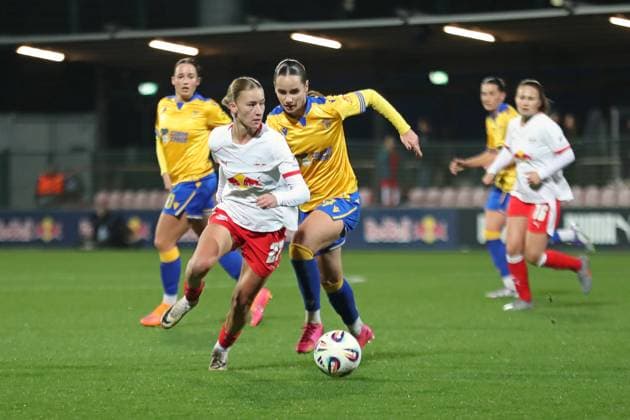 Google Pixel Women Bundesliga, RB Leipzig FC Carl Zeiss Jena 06 11 2025 Marlene Müller 27, RB Leipzig in front of Rieke Tietz 17, Carl Zeiss Jena Soccer, Google Pixel Women Bundesliga, Season 2025 2026, 9 Matchday RB Leipzig vs FC Carl Zeiss Jena on 06 11 2025, Training Center Cottaweg, Leipzig DFB REGULATIONS PROHIBIT ANY USE OF PHOTOGRAPHS AS IMAGE SEQUENCES AND OR QUASI VIDEO Copyright: xBEAUTIFULxSPORTS JanxKaeferx